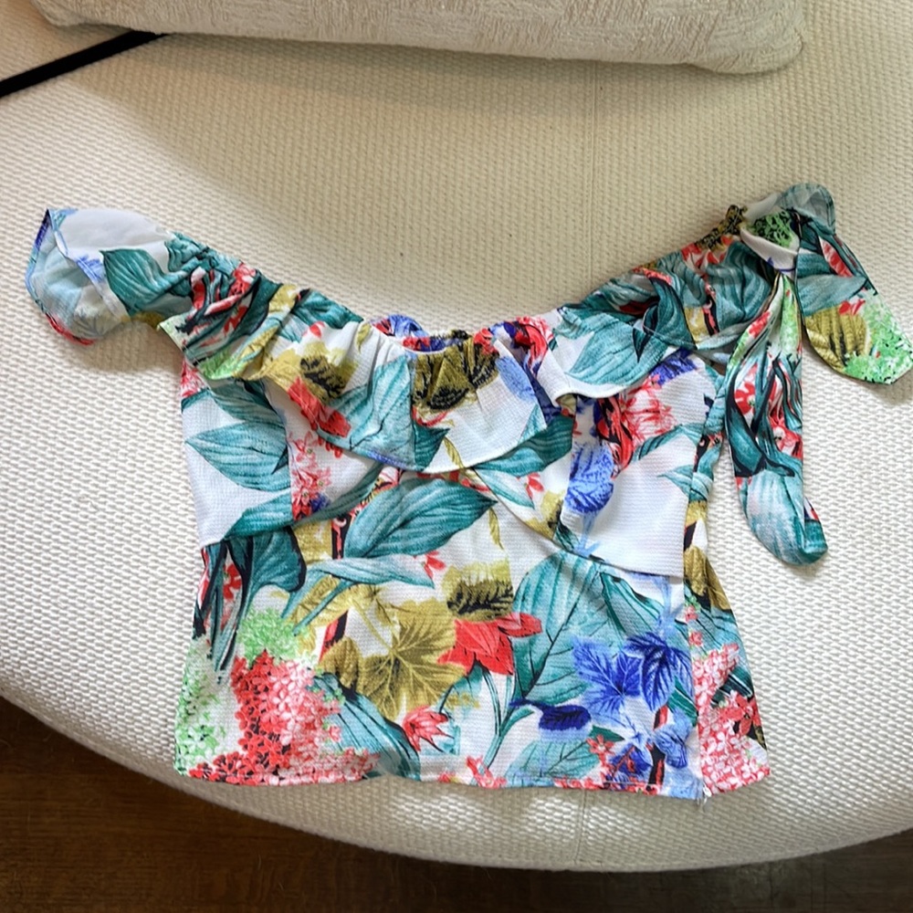 IVIVI floral ruffle top. Size small. Hangs off right shoulder. Super cute.